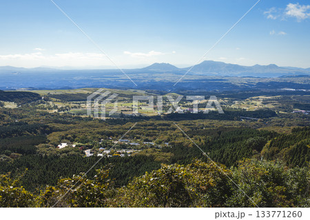 飯田高原から望む阿蘇山と外輪山が広がる青空の大パノラマ風景 133771260