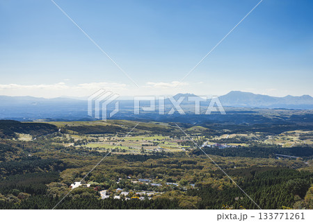 飯田高原から望む阿蘇山と外輪山が広がる青空の大パノラマ風景 飯田高原から望む阿蘇山と外輪山が広がる青空の大パノラマ風景 133771261