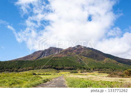 秋色に染まるくじゅう連山と久住高原に広がる雄大な山並み 133771262