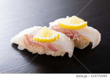 おいしい塩炙り真鯛の握り鮨 133772485