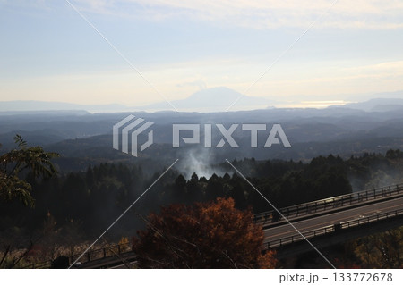 遥かに臨む秋の桜島 133772678