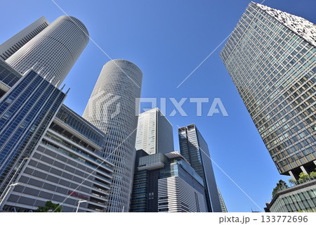 青空に映える高層ビルを見上げる名古屋駅の風景2 133772696