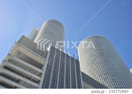 青空に映える高層ビルを見上げる名古屋駅の風景3 133772697