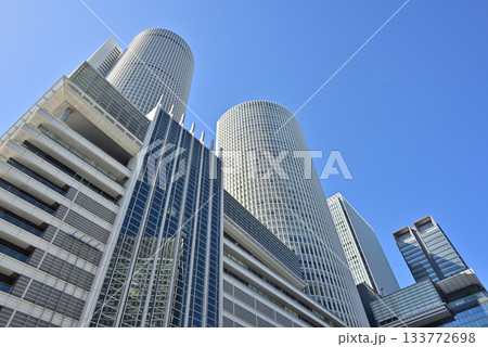 青空に映える高層ビルを見上げる名古屋駅の風景4 133772698