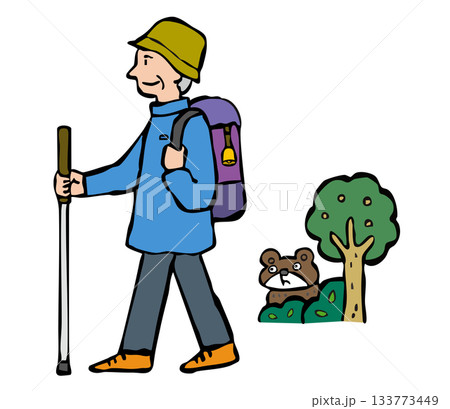 熊よけの鈴をつけてハイキングをする男性（シニア） 133773449