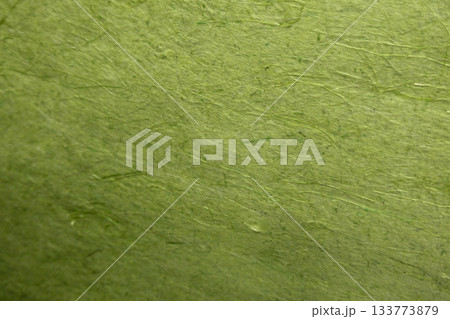 抹茶色の背景紙 宇治茶色の壁紙 草をすき込んだ和紙 抹茶色の背景紙 宇治茶色の壁紙 草をすき込んだ和紙 133773879