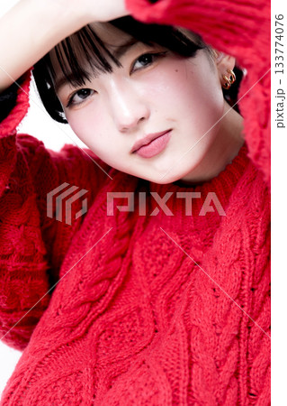赤いセーターの笑顔が可愛い若い女性 133774076