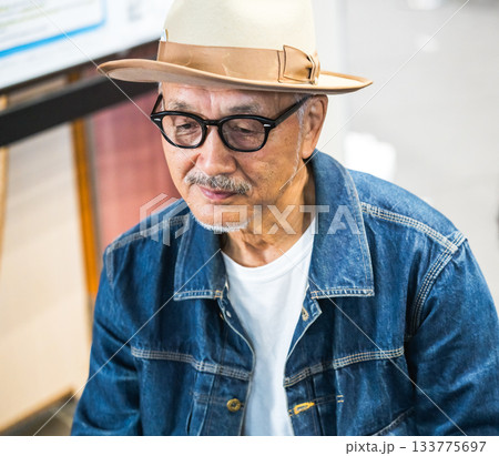 デニムジャケットと帽子を着用した年配の日本人男性のポートレート デニムジャケットと帽子を着用した年配の日本人男性のポートレート 133775697