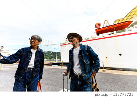 デニムジャケット姿の年配男性2人、フェリー乗り場での旅行の始まり 133775723