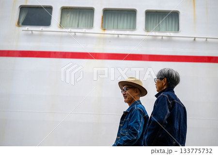 船の横を歩く年配の男性二人組 133775732