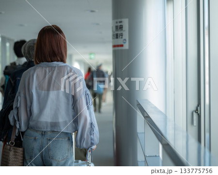 後姿の若い女性 後姿の若い女性 133775756