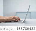 整理されたデスクでノートパソコンをタイピング 133780482