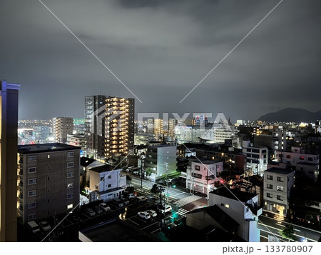 雨上がりの夜景を見下ろす都市の俯瞰ビュー　 133780907