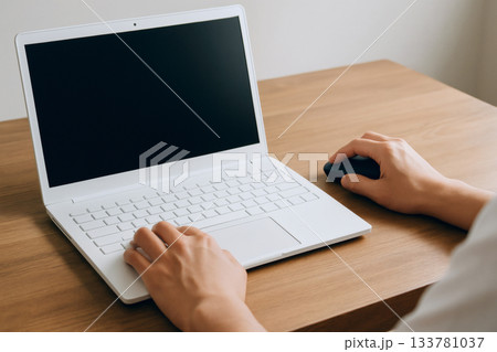 白いノートパソコンを操作する日本人の手元風景 133781037