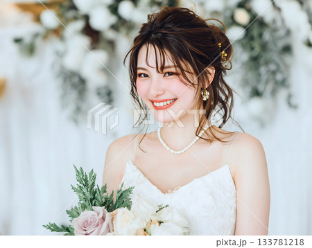純白のウェディングドレスを着て笑顔を見せる美しい日本人花嫁の肖像 133781218