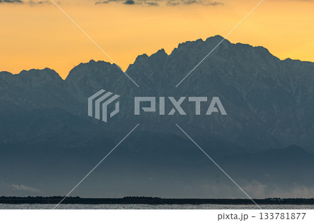 朝焼けに浮かぶ立山連峰の稜線 133781877