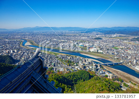 岐阜城より長良川方面の街並みを望む 岐阜城より長良川方面の街並みを望む 133781957