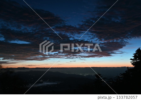 富士山五合目の夜明けと御来光 133782057