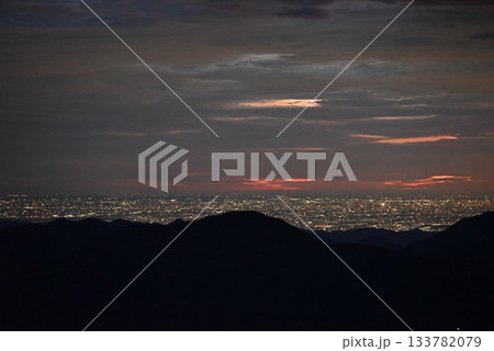 富士山五合目の夜明けと御来光 133782079