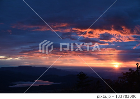 富士山五合目の夜明けと御来光 133782080