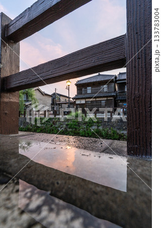 夕景の佐原の町並み 133783004