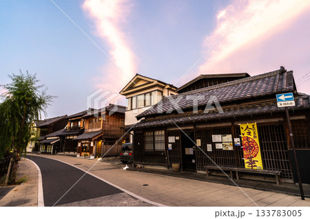 夕景の佐原の町並み 133783005