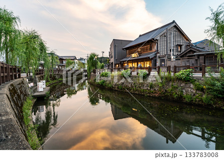 夕景の佐原の町並み 133783008