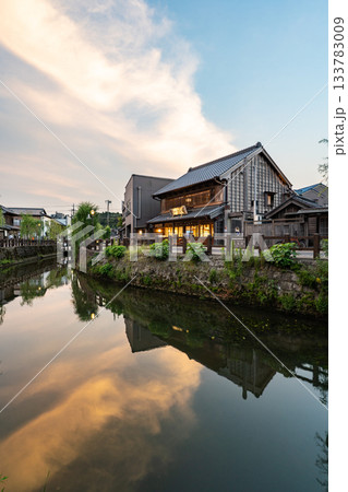 夕景の佐原の町並み 133783009