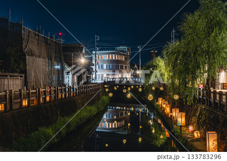 小野川沿いの夕涼み灯りと佐原の町並み 竹毬灯り 133783296