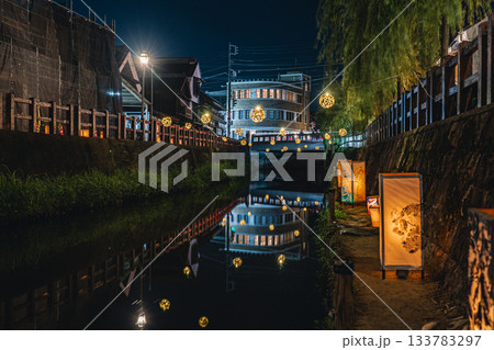 小野川沿いの夕涼み灯りと佐原の町並み 竹毬灯り 133783297