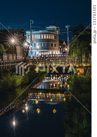 小野川沿いの夕涼み灯りと佐原の町並み 竹毬灯り 133783301