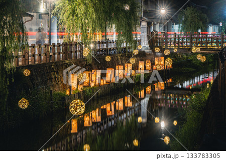 小野川沿いの夕涼み灯りと佐原の町並み 竹毬灯り 133783305