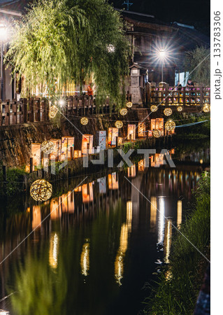 小野川沿いの夕涼み灯りと佐原の町並み 竹毬灯り 133783306