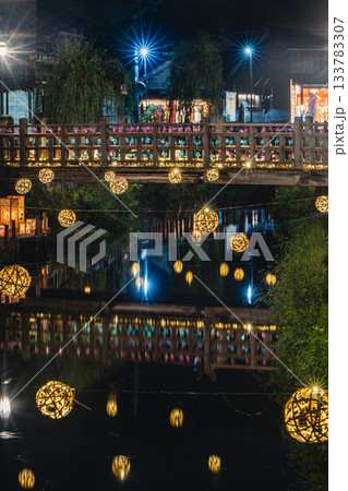 小野川沿いの夕涼み灯りと佐原の町並み 竹毬灯り 小野川沿いの夕涼み灯りと佐原の町並み 竹毬灯り 133783307
