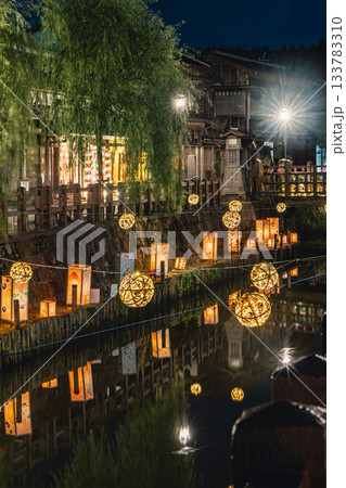 小野川沿いの夕涼み灯りと佐原の町並み 竹毬灯り 133783310
