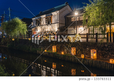 小野川沿いの夕涼み灯りと佐原の町並み 竹毬灯り 133783311