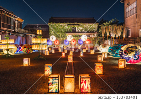 佐原かなえ広場の和傘ライトアップと行灯の夜景 133783401