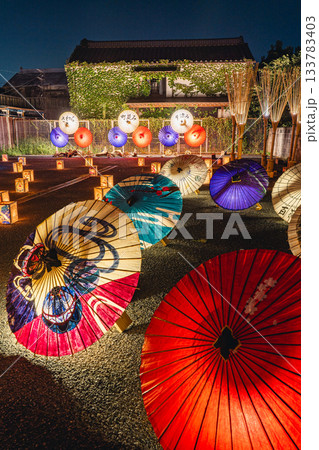 佐原かなえ広場の和傘ライトアップと行灯の夜景 133783403