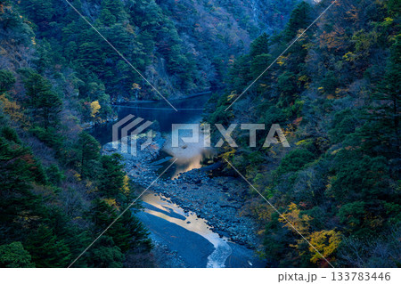 秋の寸又峡、エメラルドの湖に架かる夢の吊り橋の静寂風景 133783446