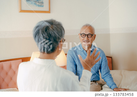 ホテルの客室で会話を楽しむシニア夫婦 133783458