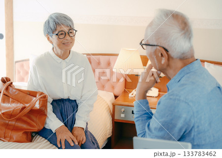 ホテルの客室で会話を楽しむシニア夫婦 133783462