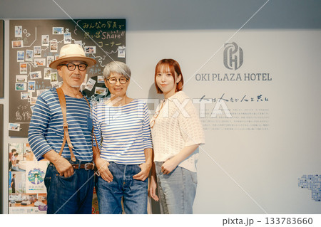 親子3人が観光情報ボードをチェックするシーン 133783660