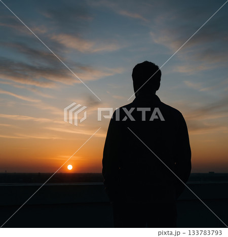 The silhouette of a lonely man looking at the...のイラスト素材 [133783793] - PIXTA