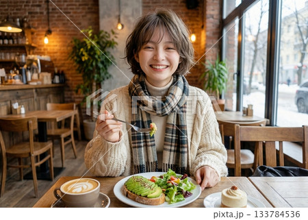 オシャレなカフェで食事する笑顔の女性 133784536