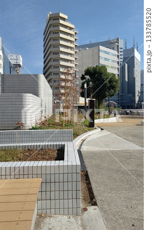 都会の公園の一角 133785520