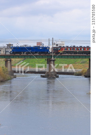 三条の町並を背に鉄橋を渡るEF64-1030号機牽引の「ありがとうEL号」_2025/11/24撮影 133785580