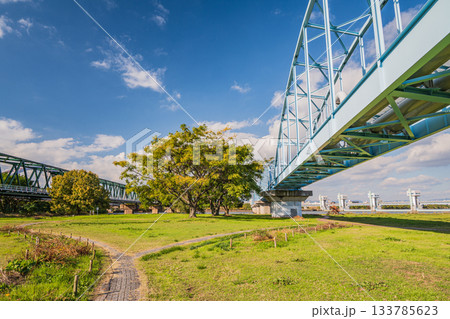 淀川河川公園長柄地区を通る水管橋と阪急千里線の鉄橋　大阪市 133785623