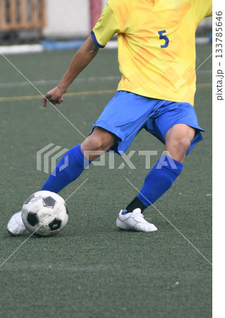 ボ－ルを蹴るサッカー選手 133785646