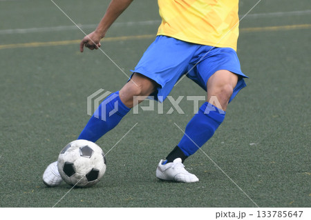 ボ－ルを蹴るサッカー選手 133785647