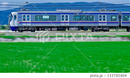 西鉄天神大牟田線を快走する西鉄3000形特急電車 133785804